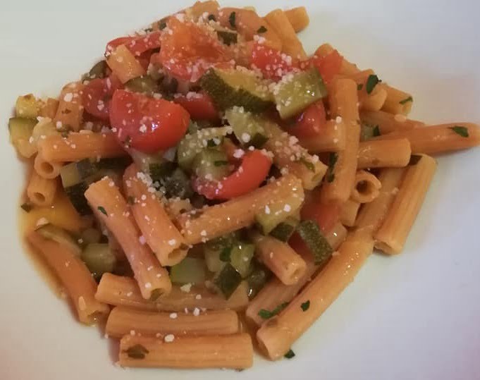 Sedanini di lenticchie rosse con pomodorini e zucchine