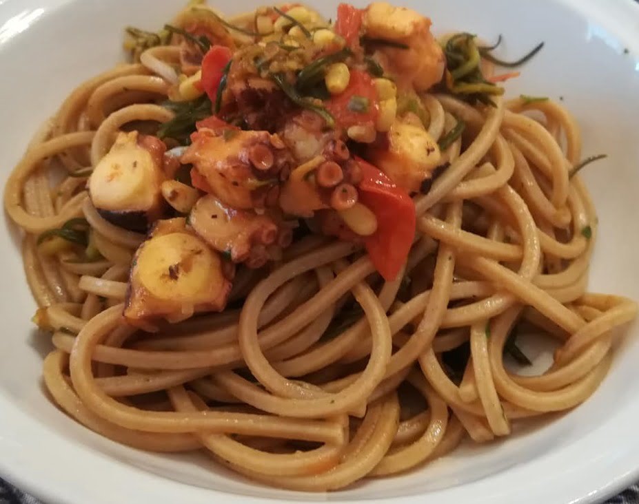 Spaghetti integrali con polpo, agretti, pomodorini e fiori di zucca