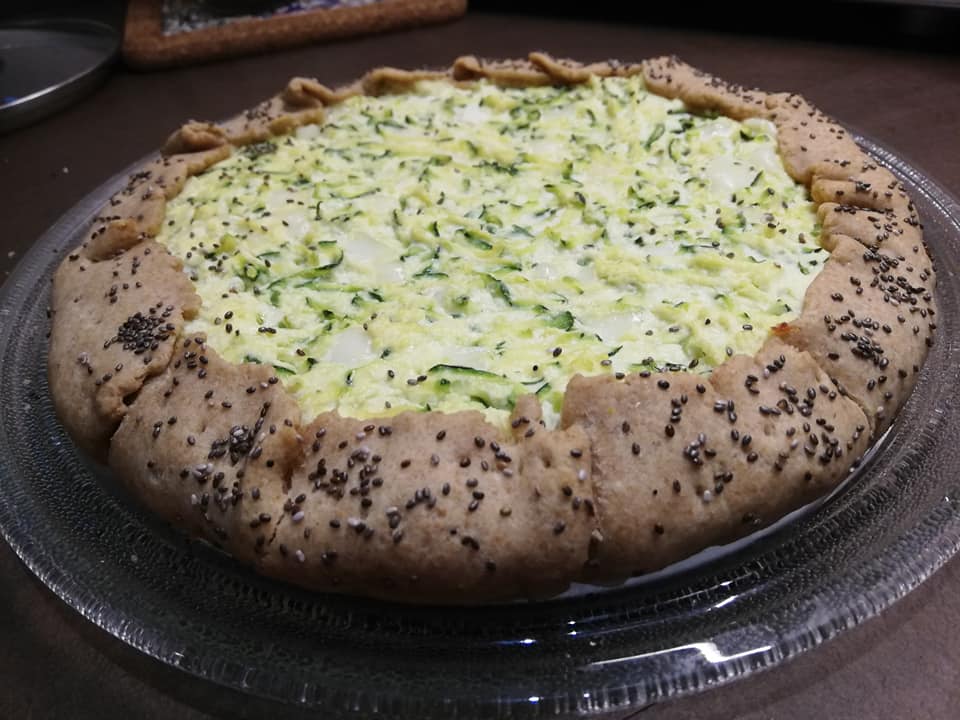 Torta salata con farina integrale ripiena di zucchine e provola