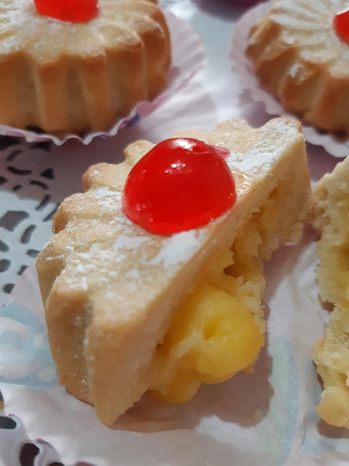Delizie capovolte fatte di pasta frolla ripiene di crema pasticcera