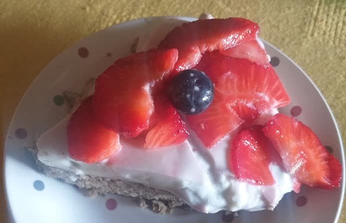 Torta al cocco con crema di cocco e fragole: senza farina, lievito e latte