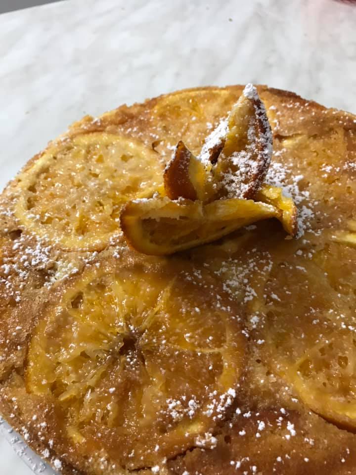 Torta di arance con arance caramellate