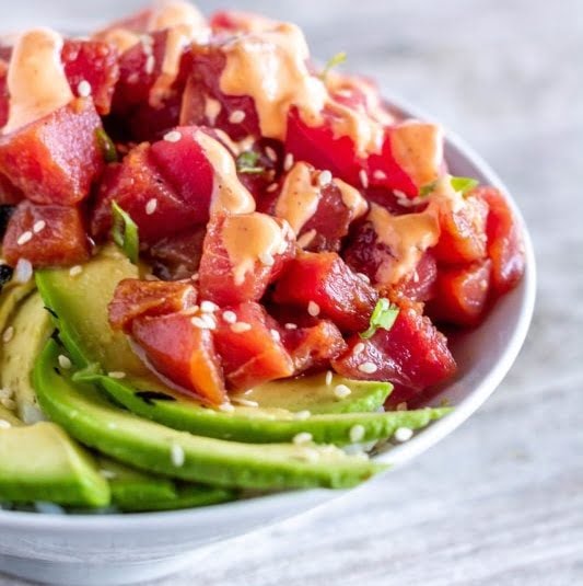 Poke di tonno scottato, avocado e cipolla croccante