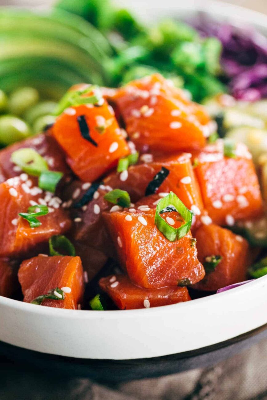 Poke bowl con salmone affumicato, avocado e riso