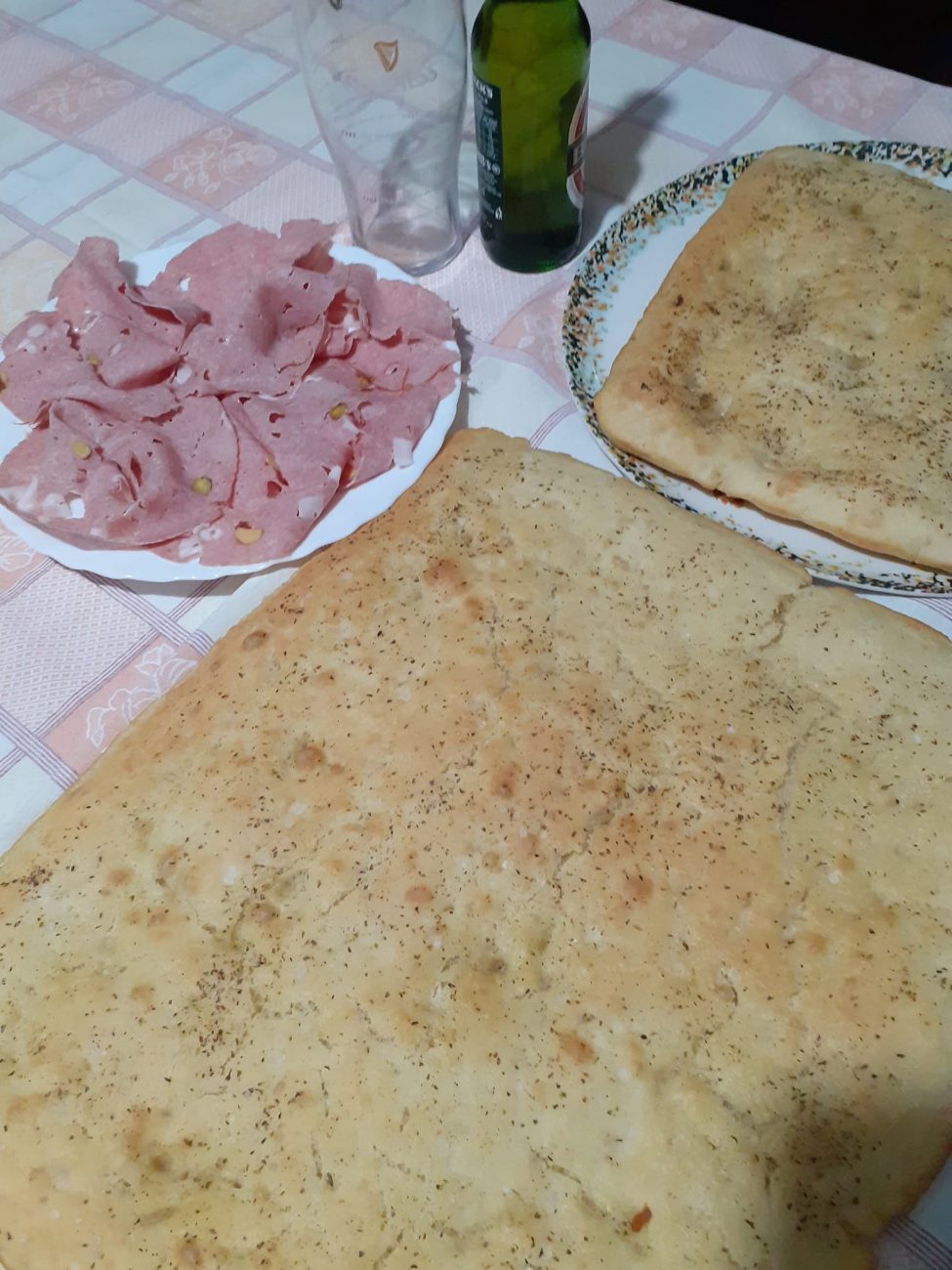 Focaccia calda e mortadella artigianale