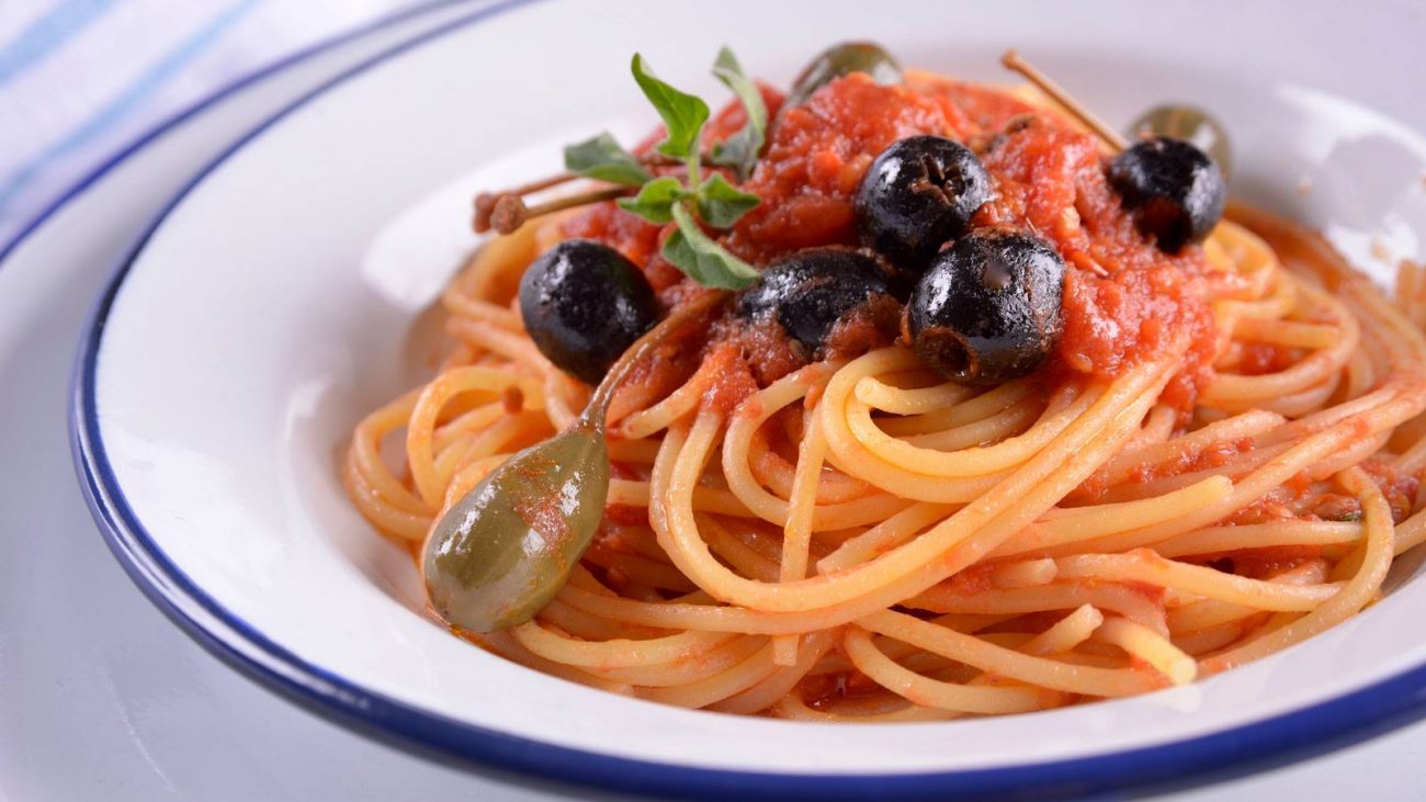 Spaghetti al pomodoro e olive nere