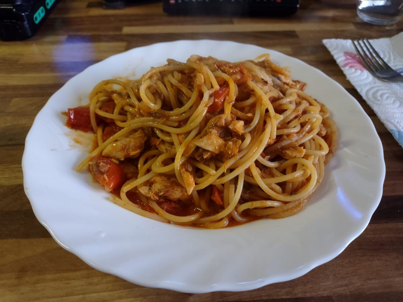 Spaghetti con sugo allo sgombro e pomodorini