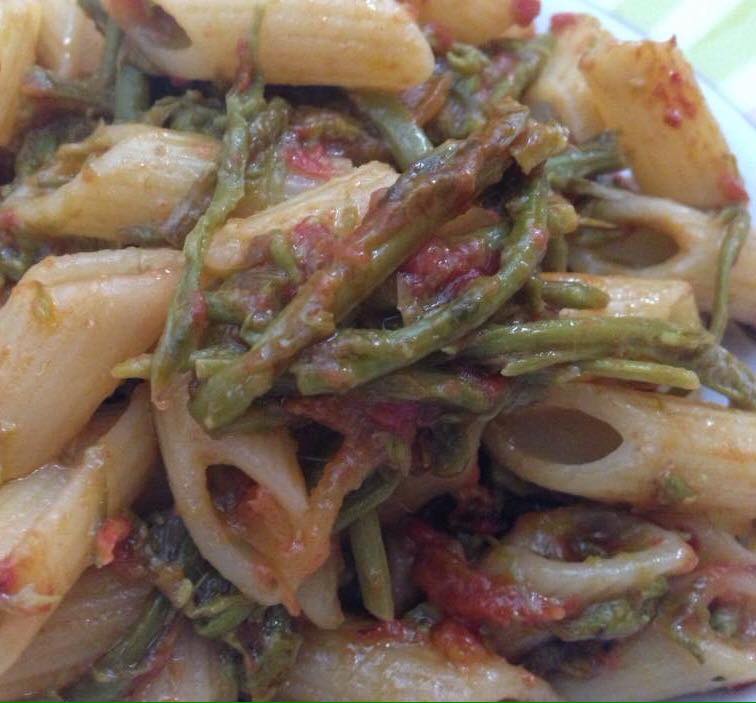 Pasta con sugo di asparagi selvatici