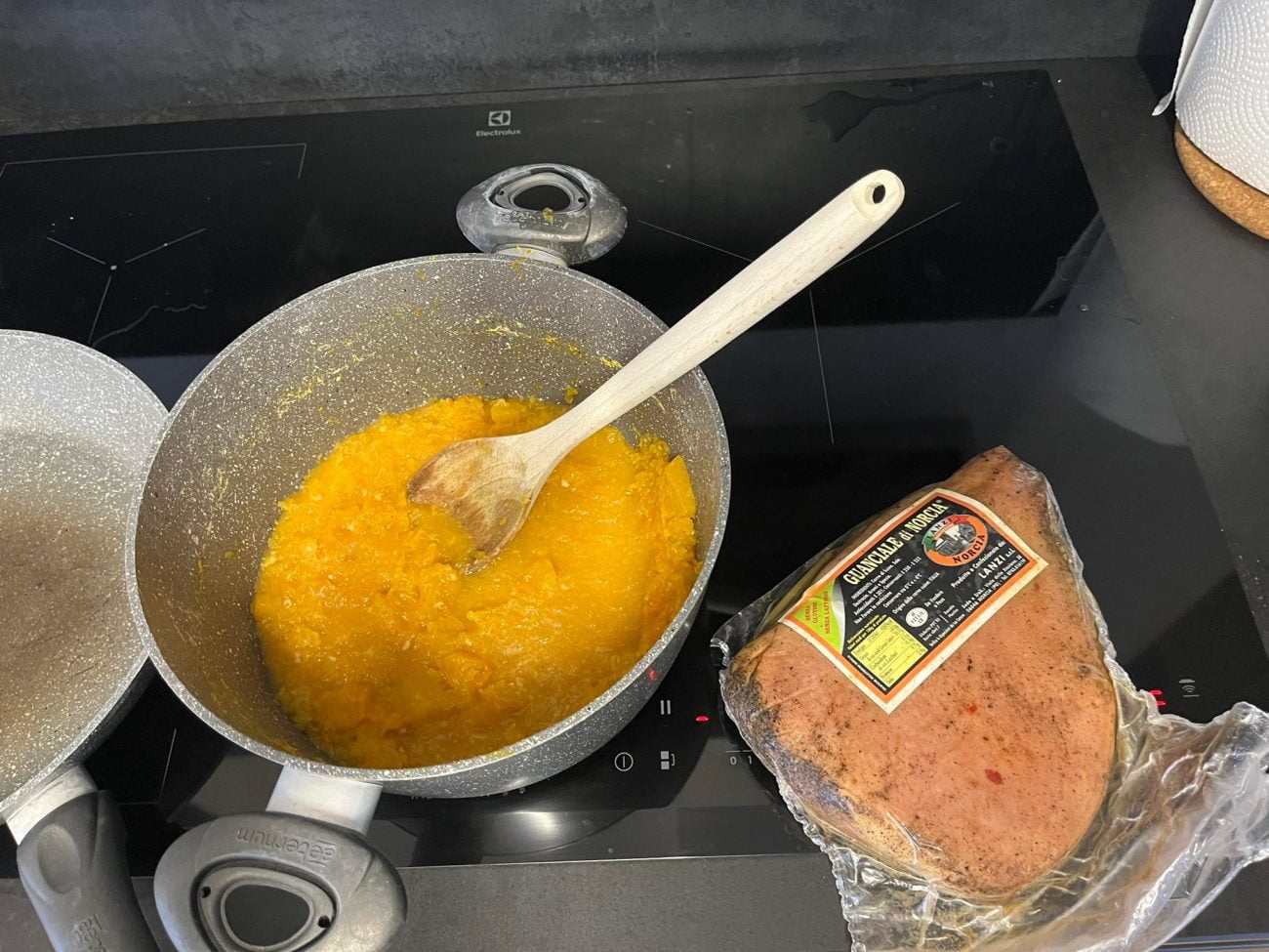 Pasta con crema di zucca e guanciale croccante