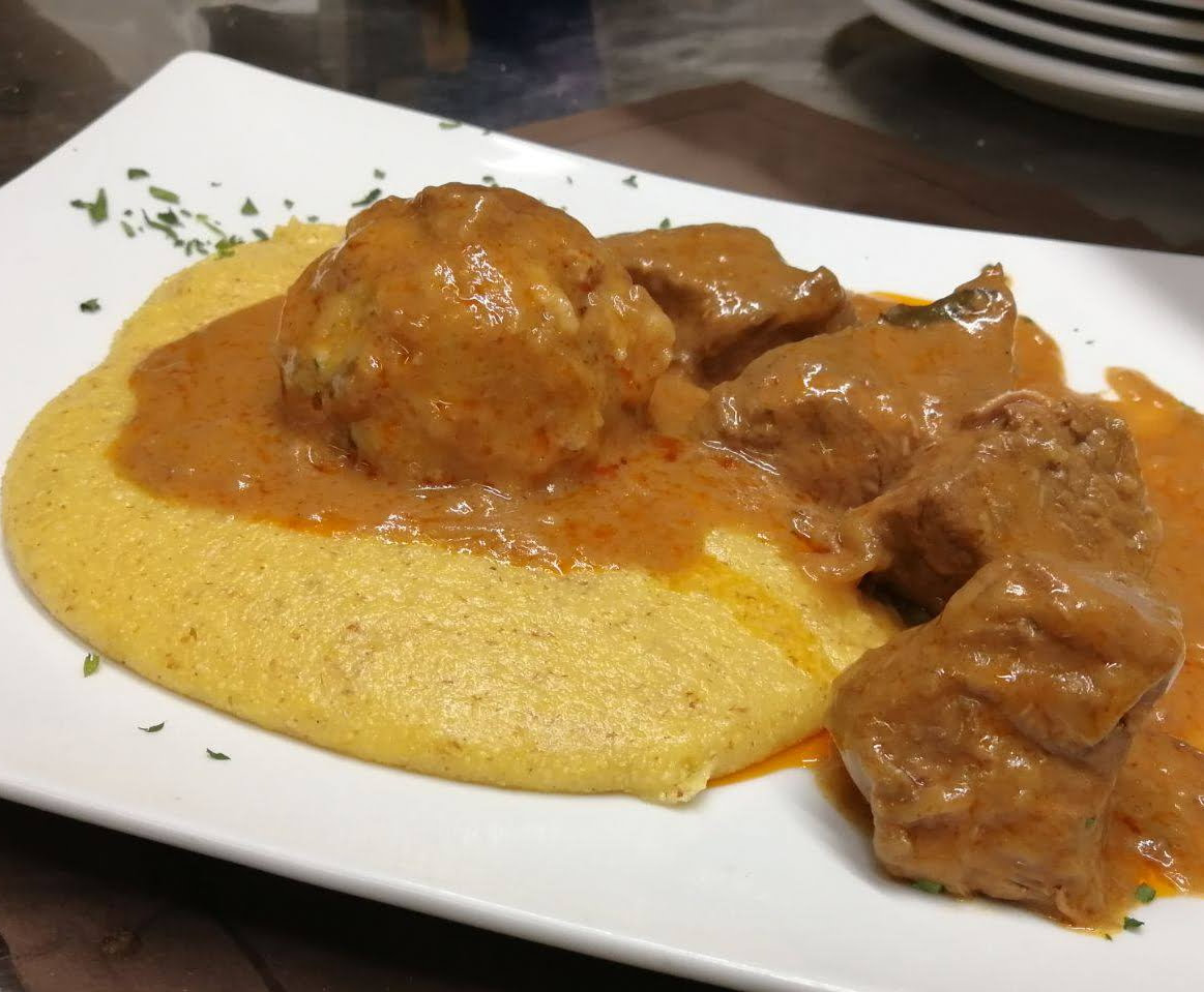 Gulasch alla tirolese con polenta