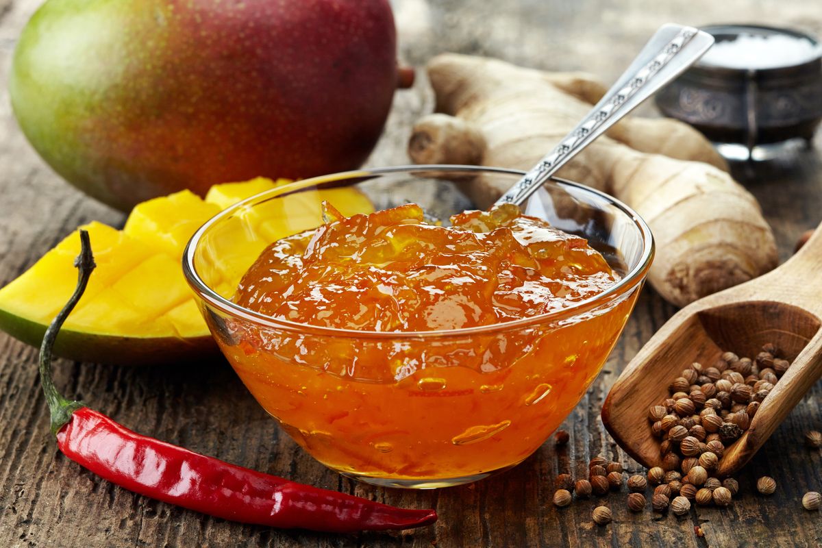 Chutney di mango , salsa piccante e dolce tipica della cucina indiana