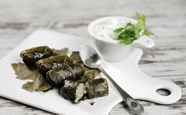 Dolmadakia , antipasto greco accompagnato da salsa yogurt
