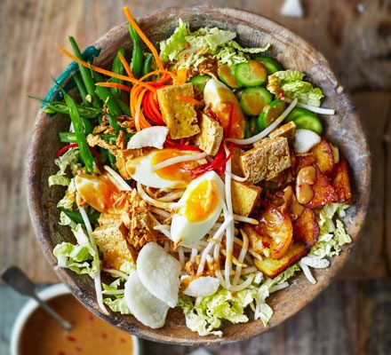 Gado Gado, piatto indonesiano con verdure miste, uova ed arachidi