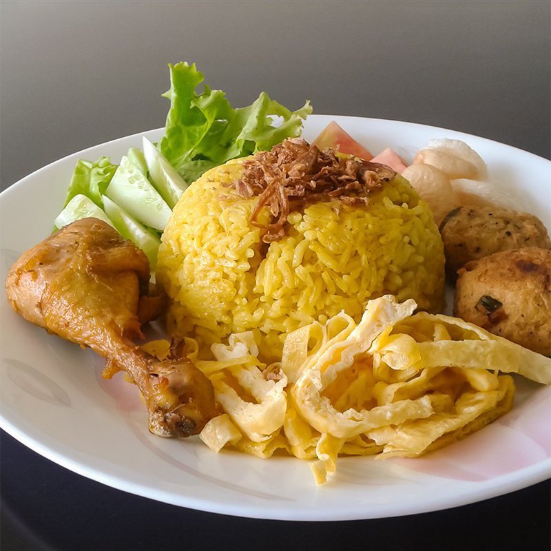 Nasi Kuning, piatto indonesiano di riso colorato di giallo con curcuma