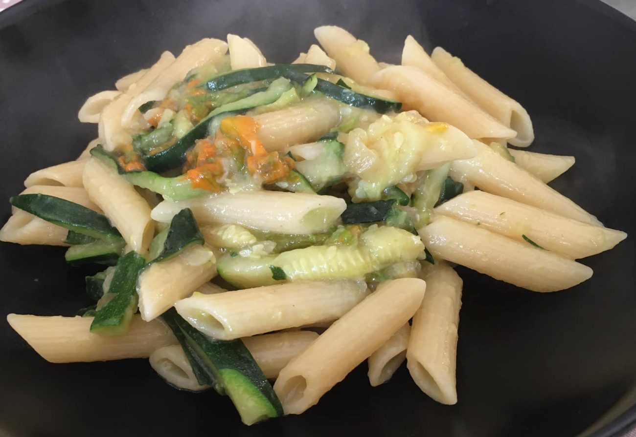 Penne con zucchine e fiori di zucca