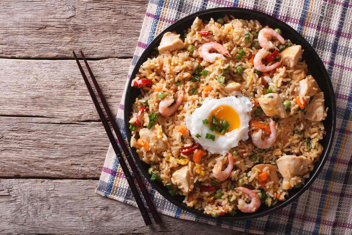 Nasi Goreng, riso fritto indonesiano con verdure e pesce