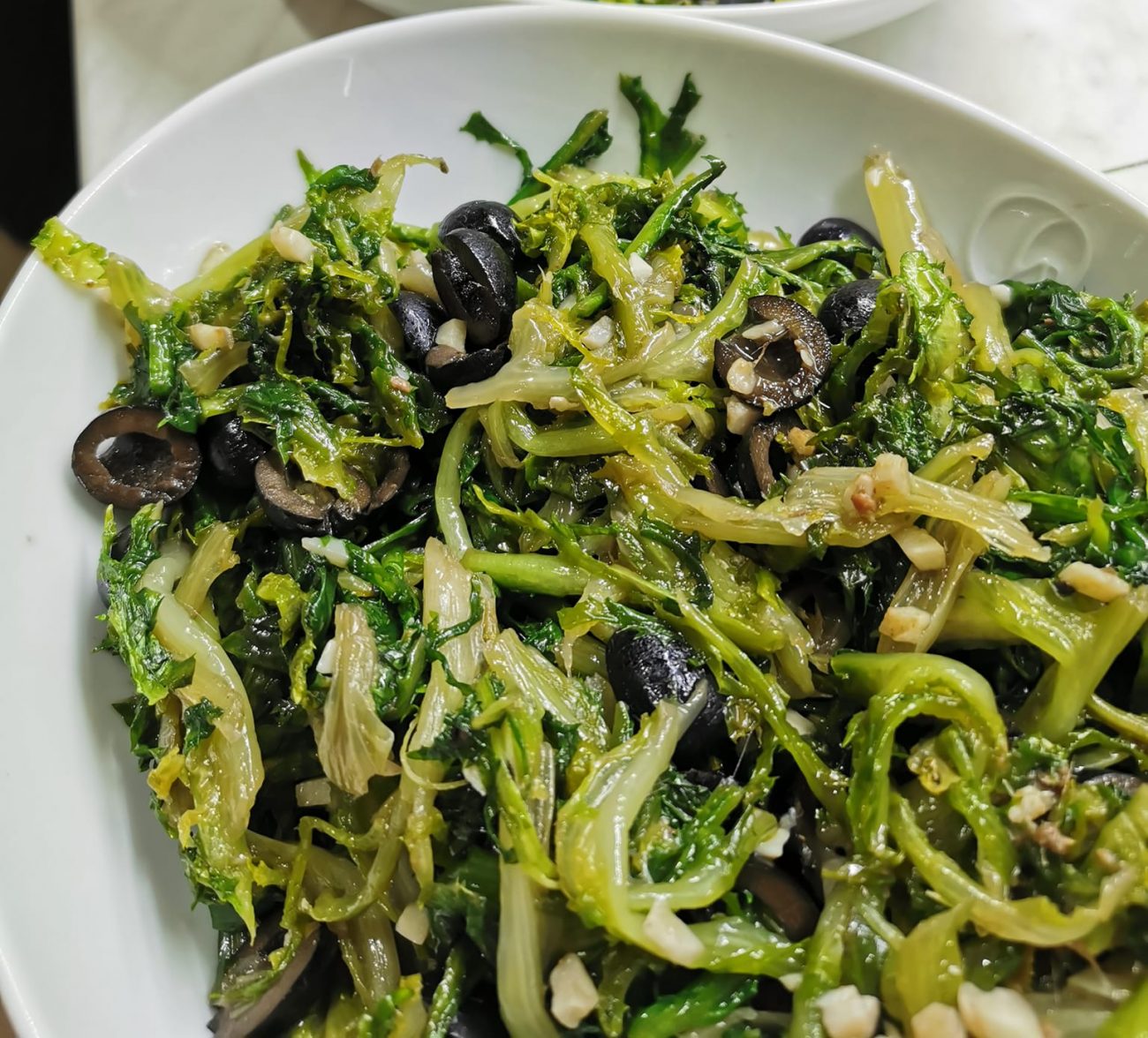 Scarola aglio, acciughe e olive nere