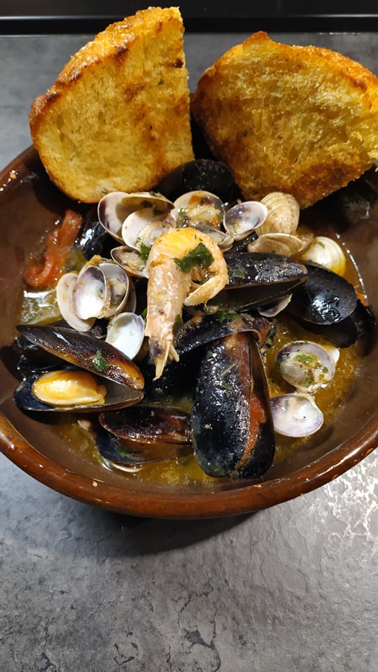 Zuppetta di cozze, vongole e gamberi