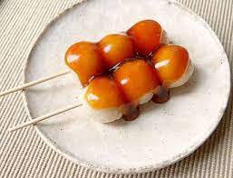 Dango di riso e quinoa alla salsa mitarashi , dolce tradizionale giapponese