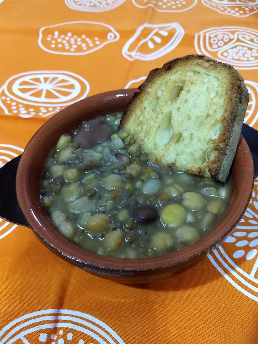 Crapiata, ricetta della zuppa di legumi materana