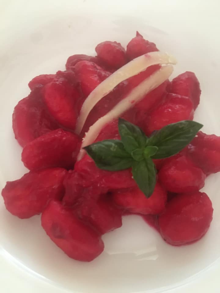 Pasta rosa di Barbie con la barbabietola