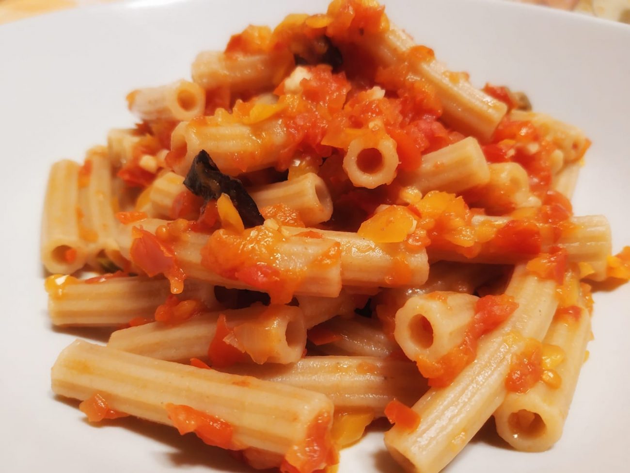 Pasta con pesto di peperoni e olive