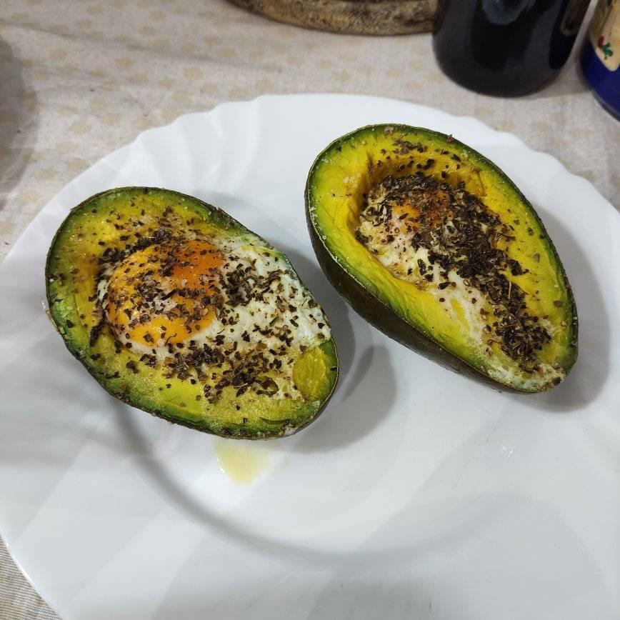 Avocado al forno con uova e origano